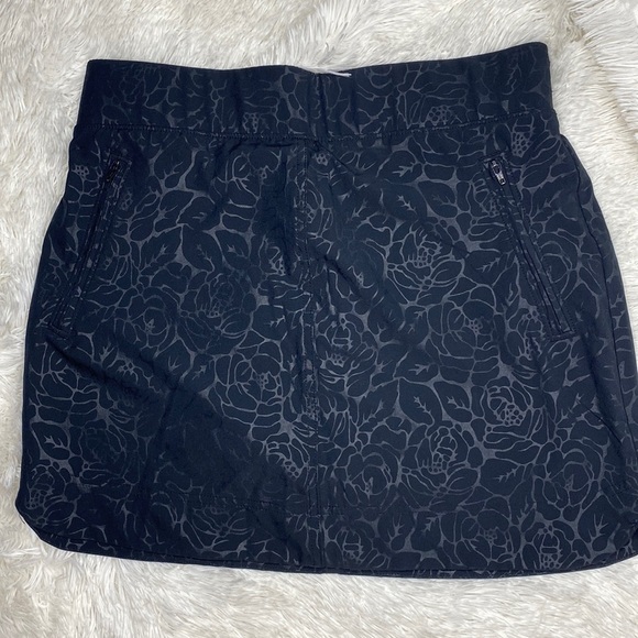 Orvis Pull-On embossed travel skort - Picture 2 of 10